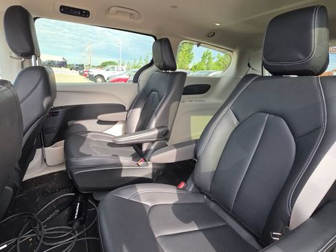 Used 2022 Chrysler Pacifica Touring-L FWD image 13
