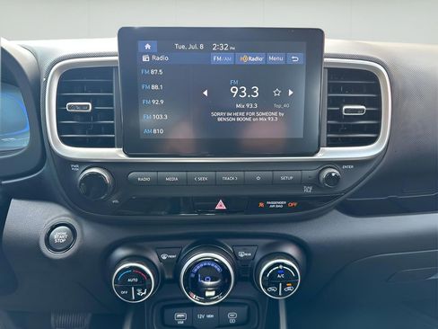 Used 2025 Hyundai Venue SEL image 24