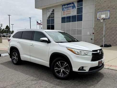 Used 2016 Toyota Highlander XLE AWD/4WD image 2