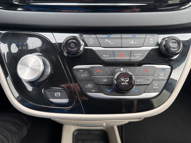 Used 2023 Chrysler Pacifica Touring-L FWD image 29