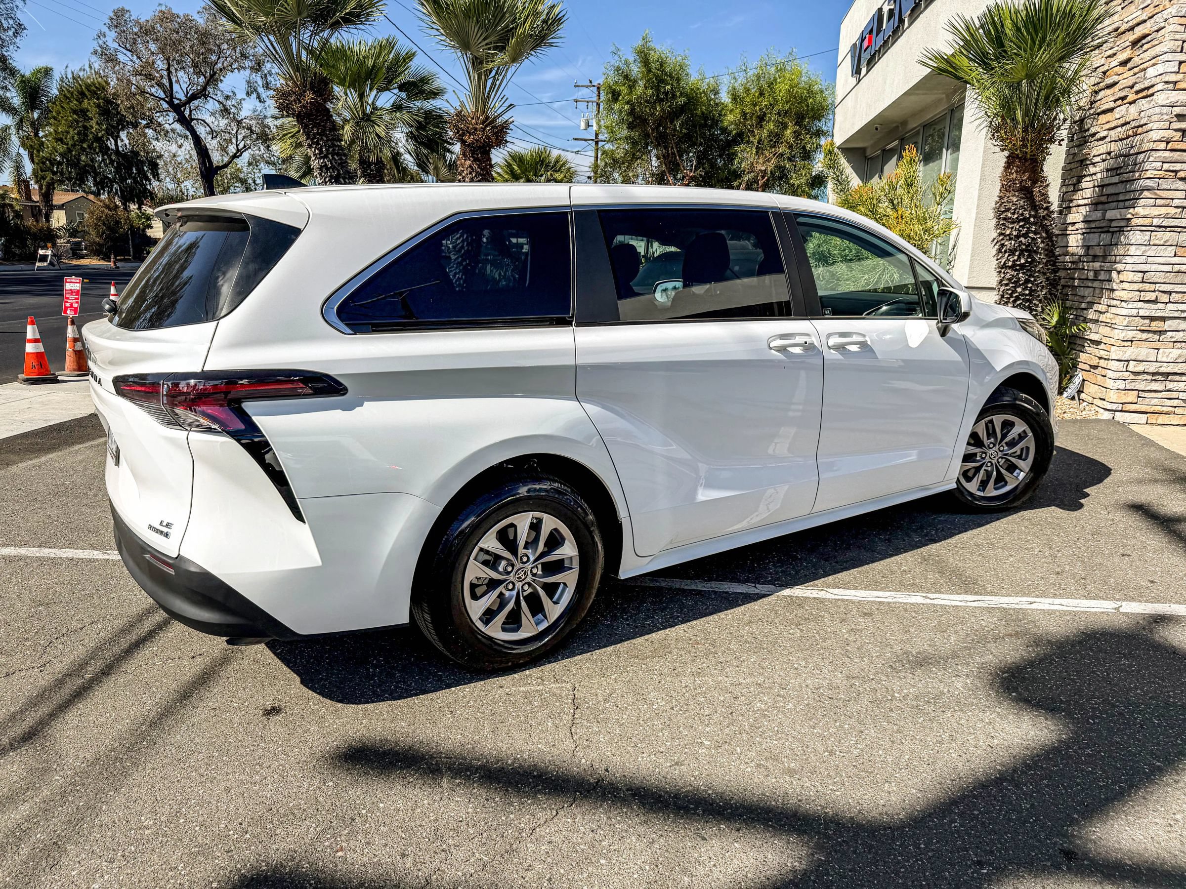 Used 2023 Toyota Sienna LE FWD image 8
