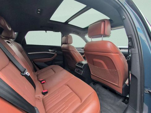 Used 2022 Audi e-tron Prestige w/ Prestige Package AWD/4WD image 32
