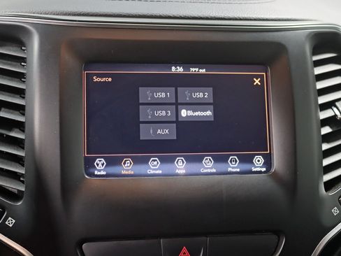 Used 2019 Jeep Cherokee Latitude Plus w/ Cold Weather Group AWD/4WD image 19