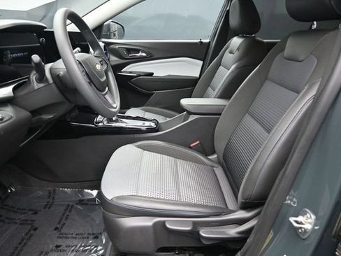 Used 2025 Chevrolet Trax LT FWD image 13