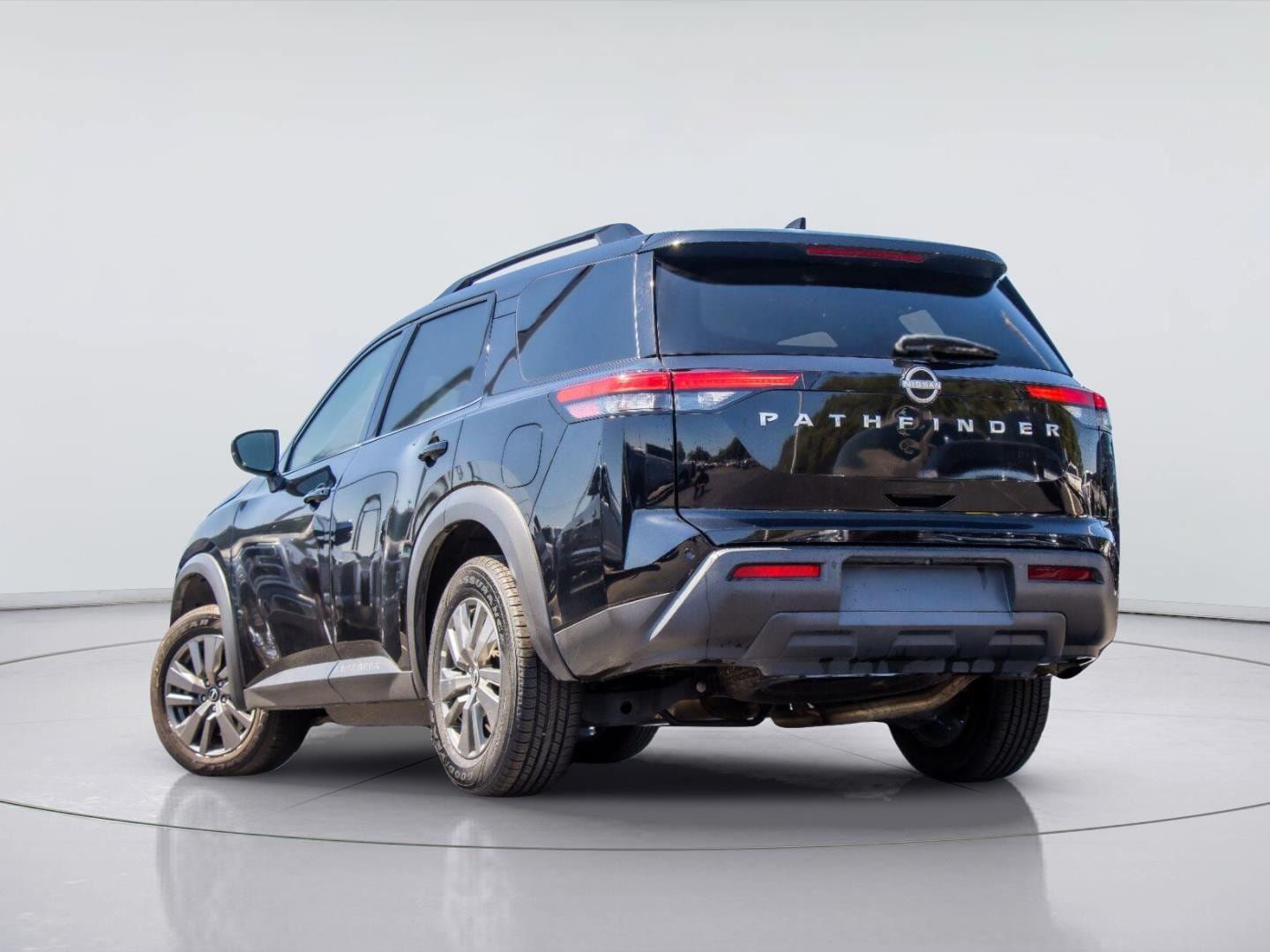 Used 2025 Nissan Pathfinder SV FWD image 3