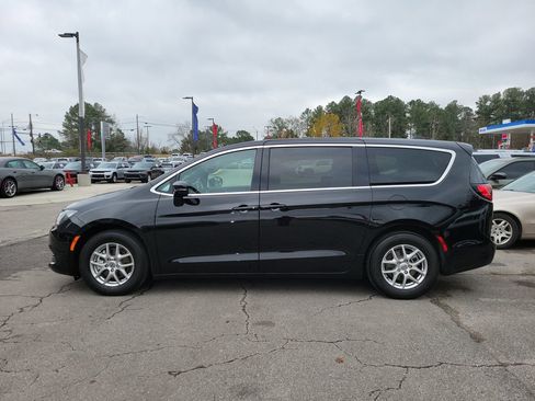 Used 2025 Chrysler Voyager LX image 6