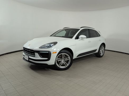 Certified 2022 Porsche Macan AWD/4WD image 1
