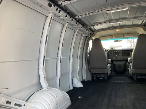 Used 2017 GMC Savana 2500 image 13
