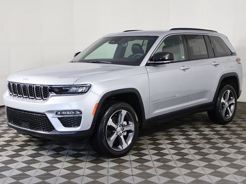 Used 2024 Jeep Grand Cherokee Limited w/ Luxury Tech Group II AWD/4WD image 12