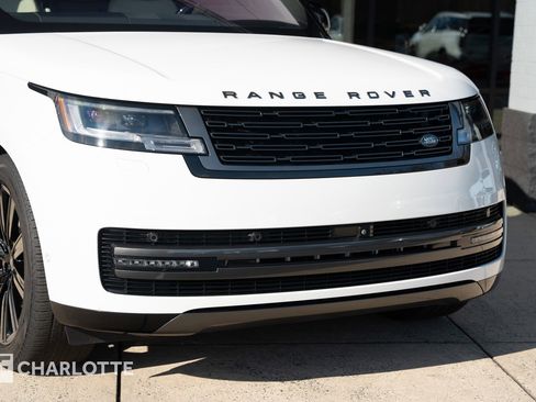 Used 2023 Land Rover Range Rover SE image 2