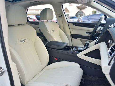 Used 2023 Bentley Bentayga AWD/4WD image 14