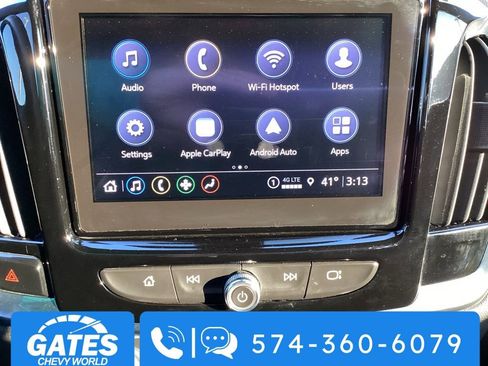 Used 2023 Chevrolet Traverse LT image 3