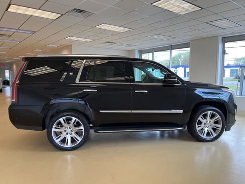Used 2019 Cadillac Escalade Luxury AWD/4WD image 7