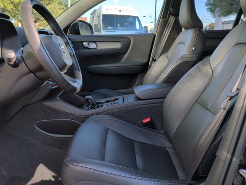 Used 2025 Volvo XC40 B5 Core image 16