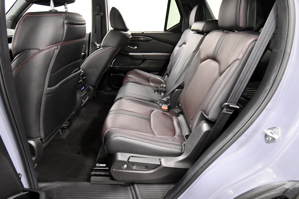 Certified 2025 Honda Pilot Black Edition image 15