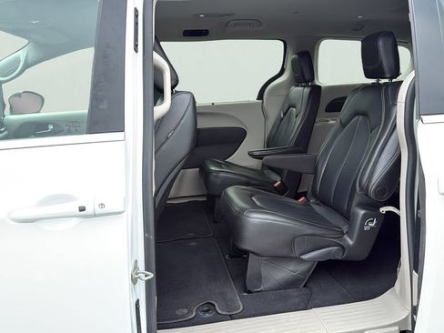 Used 2023 Chrysler Pacifica Touring-L FWD image 20