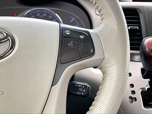 Used 2013 Toyota Sienna XLE FWD image 22