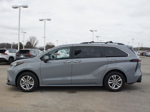 Used 2023 Toyota Sienna XLE Woodland Edition image 15