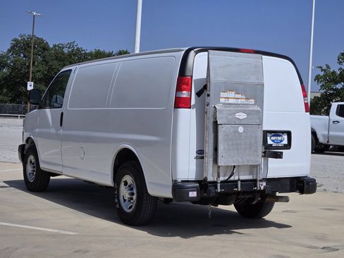 Used 2021 Chevrolet Express 3500 w/ Driver Convenience Package RWD image 5