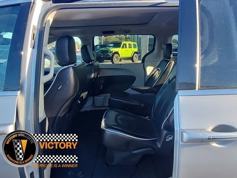 Certified 2023 Chrysler Pacifica Limited image 30