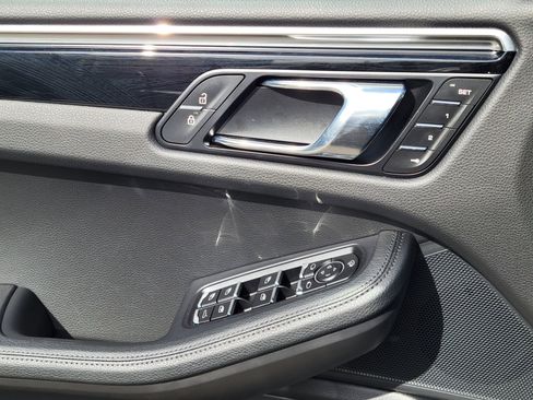 Used 2025 Porsche Macan image 25