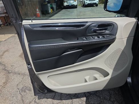 Used 2018 Dodge Grand Caravan SXT FWD image 8