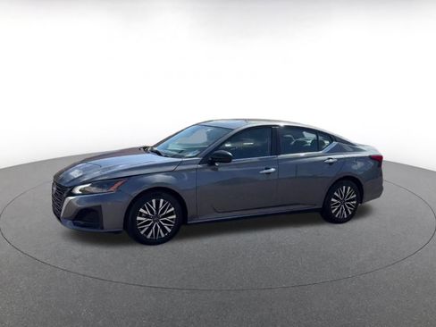 Used 2025 Nissan Altima 2.5 SV FWD image 8