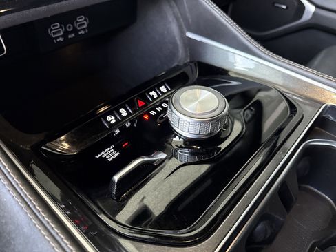 Used 2024 Jeep Wagoneer L image 25