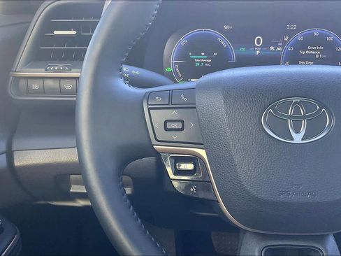 Used 2023 Toyota Crown Limited image 22