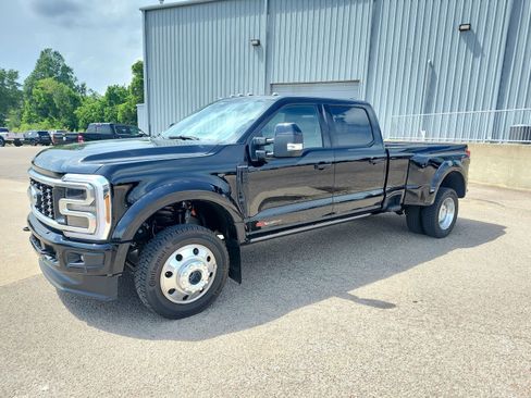 Used 2026 Ford F450 Platinum w/ FX4 Off-Road Package AWD/4WD image 3