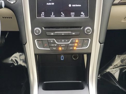 Used 2017 Ford Fusion SE w/ Fusion SE Technology Package FWD image 22