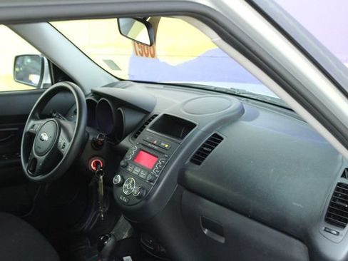 Used 2013 Kia Soul FWD image 12