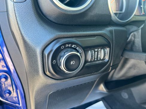 Used 2018 Jeep Wrangler Unlimited Sahara image 31