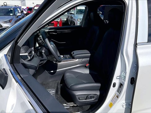 New 2026 Toyota Highlander Platinum AWD/4WD image 9
