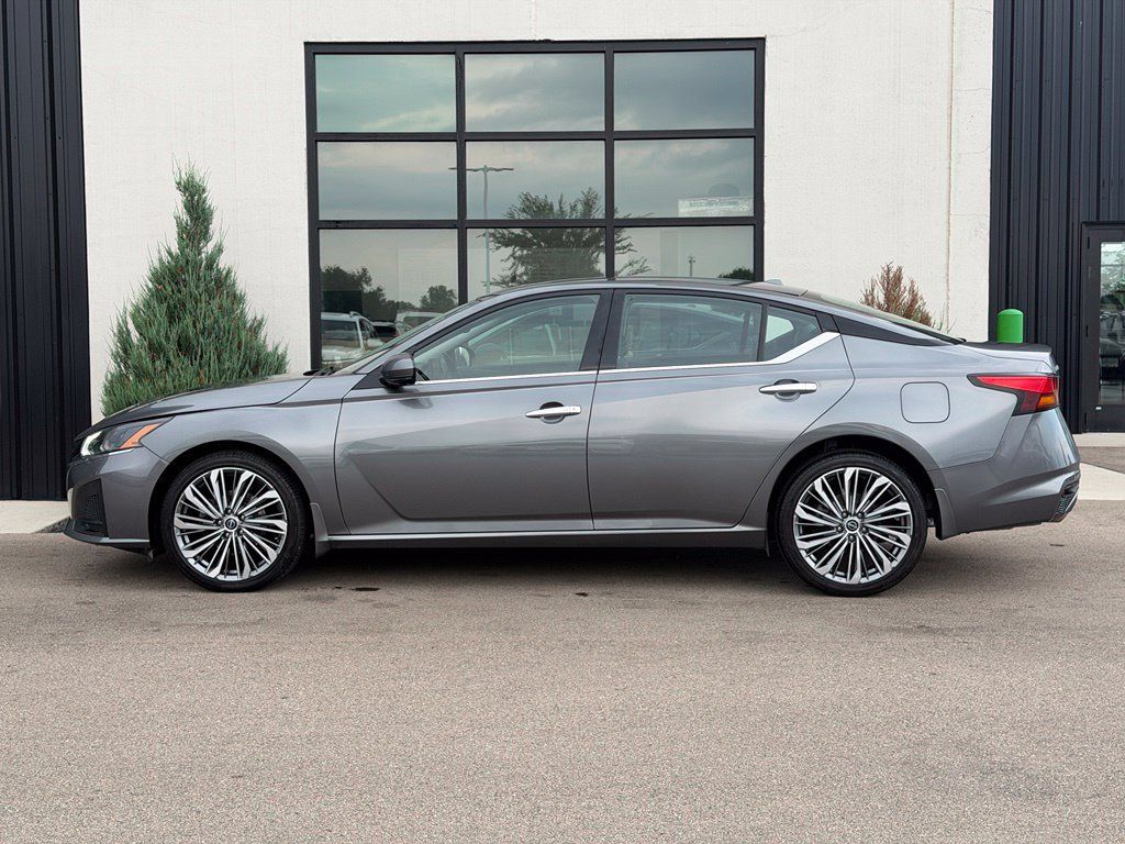 Used 2023 Nissan Altima AWD image 2