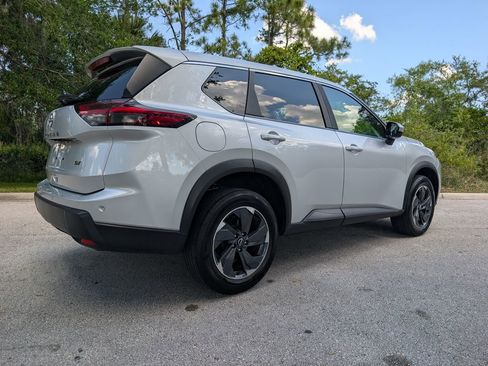 Used 2024 Nissan Rogue SV FWD image 9