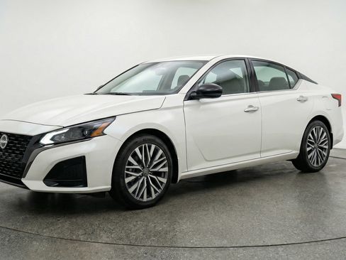 Used 2025 Nissan Altima 2.5 SV image 3