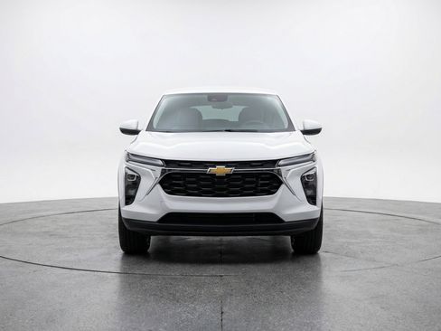 Used 2025 Chevrolet Trax LT FWD image 2