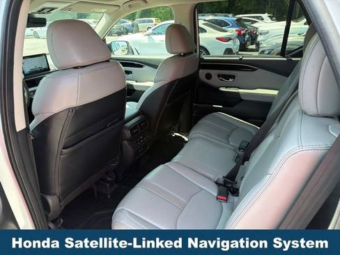 Used 2025 Honda Pilot Touring image 6