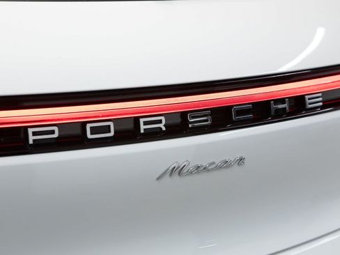 Certified 2025 Porsche Macan AWD/4WD image 36