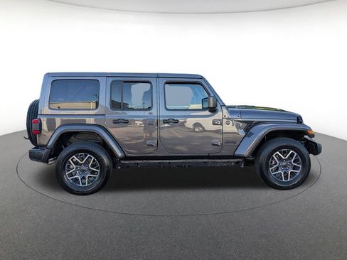 Used 2025 Jeep Wrangler Unlimited Sahara AWD/4WD image 4