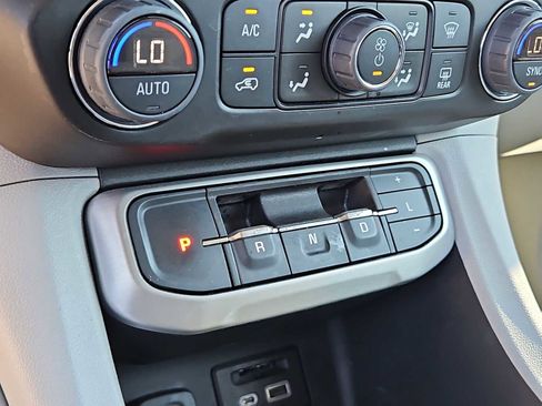 Used 2023 GMC Acadia SLT image 21