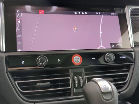 Certified 2025 Porsche Macan image 28