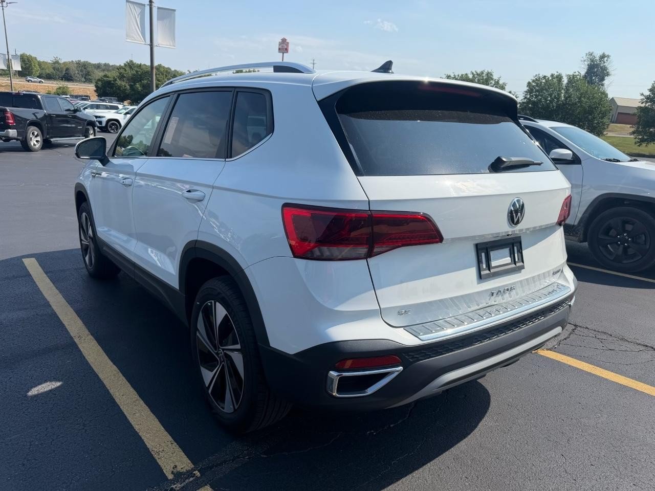 Used 2023 Volkswagen Taos SE w/ Panoramic Sunroof Package AWD/4WD image 3