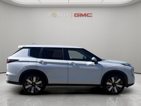 Used 2025 Mitsubishi Outlander SE FWD image 5