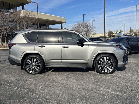 Used 2024 Lexus LX 600 4WD w/ Luxury Package image 2