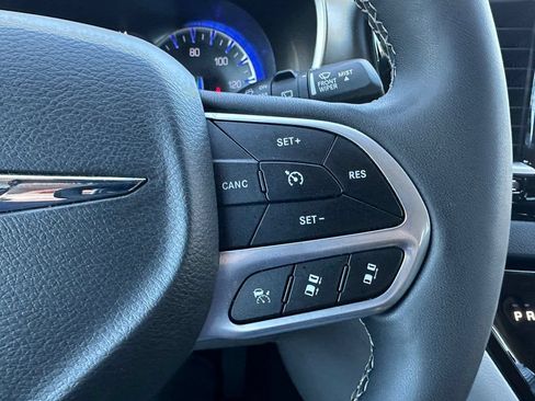 Used 2024 Chrysler Pacifica Touring-L FWD image 26