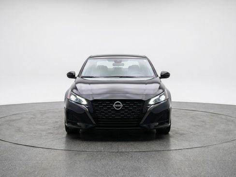 Used 2025 Nissan Altima 2.5 SV FWD image 2