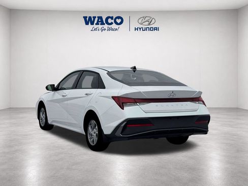 Used 2026 Hyundai Elantra SE FWD image 3