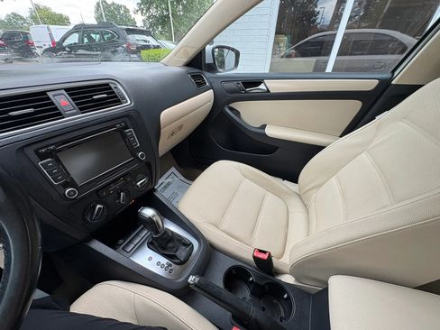 Used 2011 Volkswagen Jetta SE FWD image 38